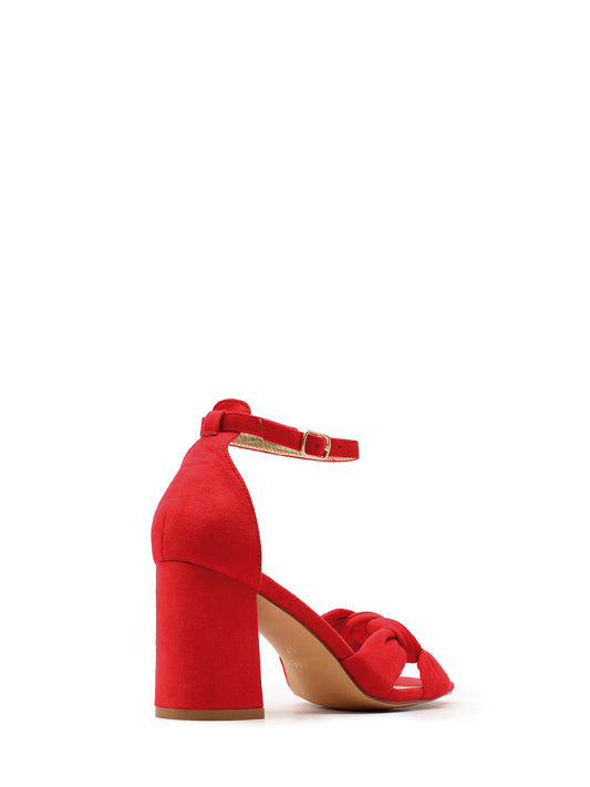 Sandalia color rojo de tacón cuadrado
