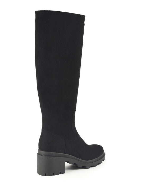 Black low-heeled boot