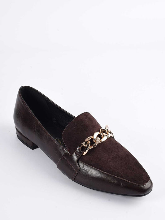 Zapato plano marrón con cadena